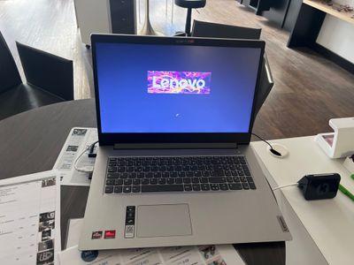un ordinateur portable posé sur une table