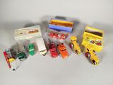de nombreux types différents de camions miniatures et de camions sur la table
