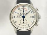 une montre avec un cadran blanc et un bracelet en cuir noir