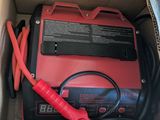 une boîte contenant un démarreur d'urgence rouge et noir