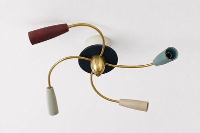 une lampe accrochée au mur