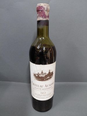 une bouteille de vin posée sur une table