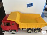 un camion jouet posé sur une table