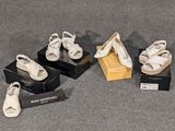 Plusieurs paires de chaussures blanches sont exposées dans une vitrine