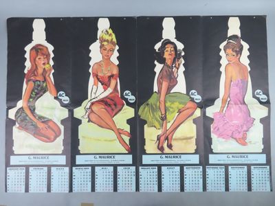 trois calendriers représentant des femmes, posés sur une table devant un mur blanc