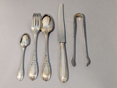 beaucoup de cuillères en argent et de cuillères sur la table