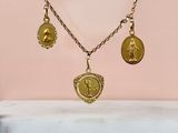 un collier en or orné de trois breloques