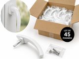 une boîte en carton contenant tout un tas de morceaux de plastique