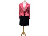 un mannequin vêtu d'une veste rose et d'une jupe noire