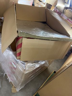 une pile de boîtes posées sur le sol