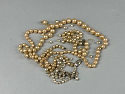 a close up of a bunch of pearls on a table