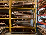 de nombreuses piles de bois dans un entrepôt, sur lesquelles sont posées des palettes