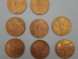 six types différents de pièces d'or sur une surface blanche