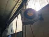 une photo d'un climatiseur industriel suspendu au plafond
