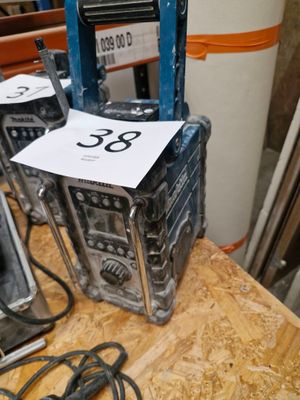 une radio posée sur une table