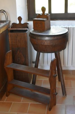 un tabouret en bois assis dans une cuisine près d'une fenêtre