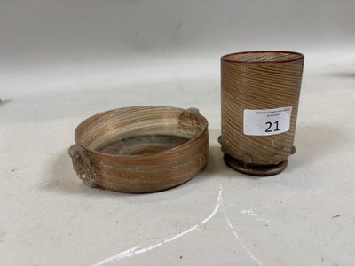 un petit vase posé à côté d'un vase encore plus petit