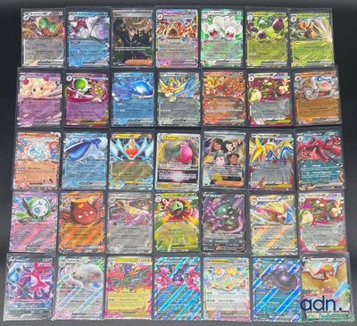 un tas de cartes pokemon posées sur une table
