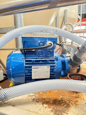 une machine bleue à laquelle est raccordé un tuyau