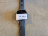 une Apple Watch posée sur une table, à côté d'un décapsuleur
