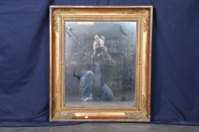 une photo d'un homme assis sur un banc devant un miroir