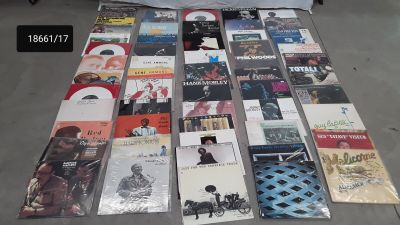 beaucoup de CD par terre, à côté d'une table