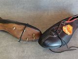 une paire de chaussures posée sur le sol