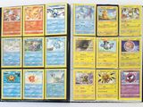 beaucoup de cartes pokemon sur la table