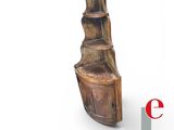 une image d'une chaise en bois sur fond blanc