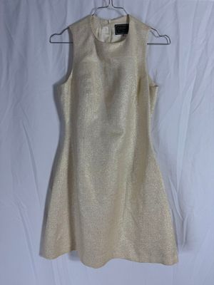 une robe blanche suspendue à un cintre sur un drap blanc