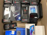 une boîte remplie de téléphones portables et d'autres appareils électroniques