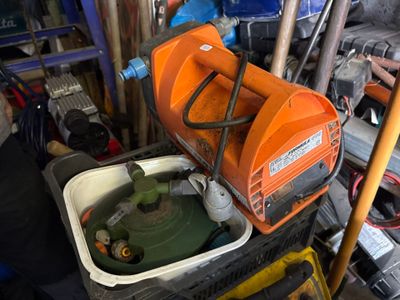 une machine posée sur une table