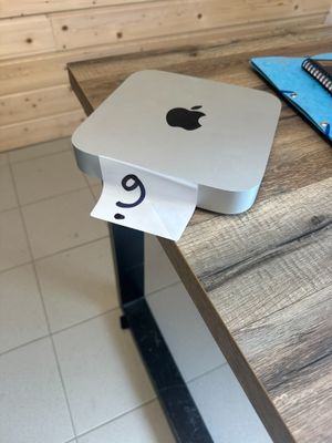 un ordinateur Apple posé sur un bureau en bois