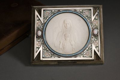 un cadre photo ancien en argent contenant une image de la Vierge Marie