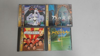 Quatre DVD japonais sont empilés les uns sur les autres sur une table