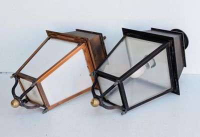 deux types différents de lanternes en verre posées sur la table