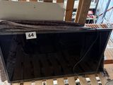 une boîte noire posée sur une palette dans un entrepôt