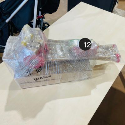 un objet en plastique posé sur une table et emballé dans du plastique