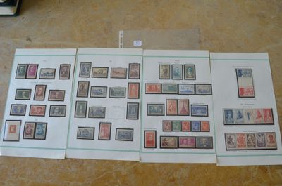 un grand nombre de timbres qui sont sur la table