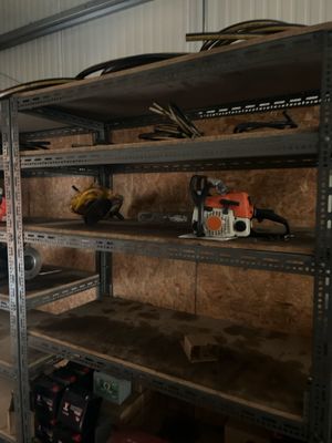 une étagère sur laquelle sont posés des outils, dans un garage
