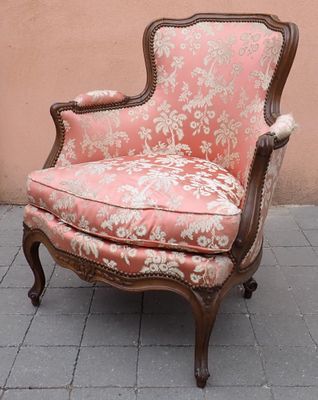 une vieille chaise recouverte de tissu rose, recouverte de tissu rose, recouverte de tissu rose, recouverte de tissu rose, recouverte de tissu rose