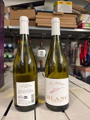 deux bouteilles de vin posées sur une table dans un magasin