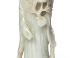 une image représentant une statue d'une femme tenant un crâne