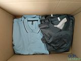 une boîte remplie de vêtements qui se trouve là-dedans
