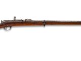 un fusil avec un canon en bois sur fond blanc