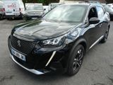 une photo d'un SUV noir garé sur un parking