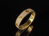 une bague en or avec des diamants sur fond noir