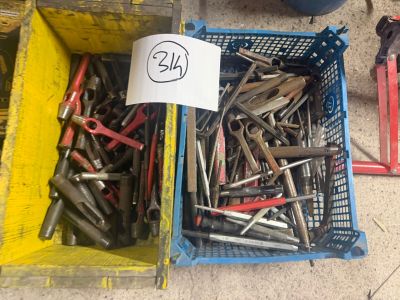 de nombreux outils différents dans un panier posé par terre