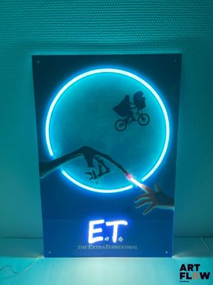 enseigne au néon représentant une personne à vélo devant une lumière bleue