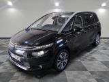 la citrole est garée sur un sol en damier dans le garage